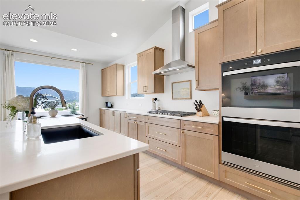 Image 10 of 50: Kitchen