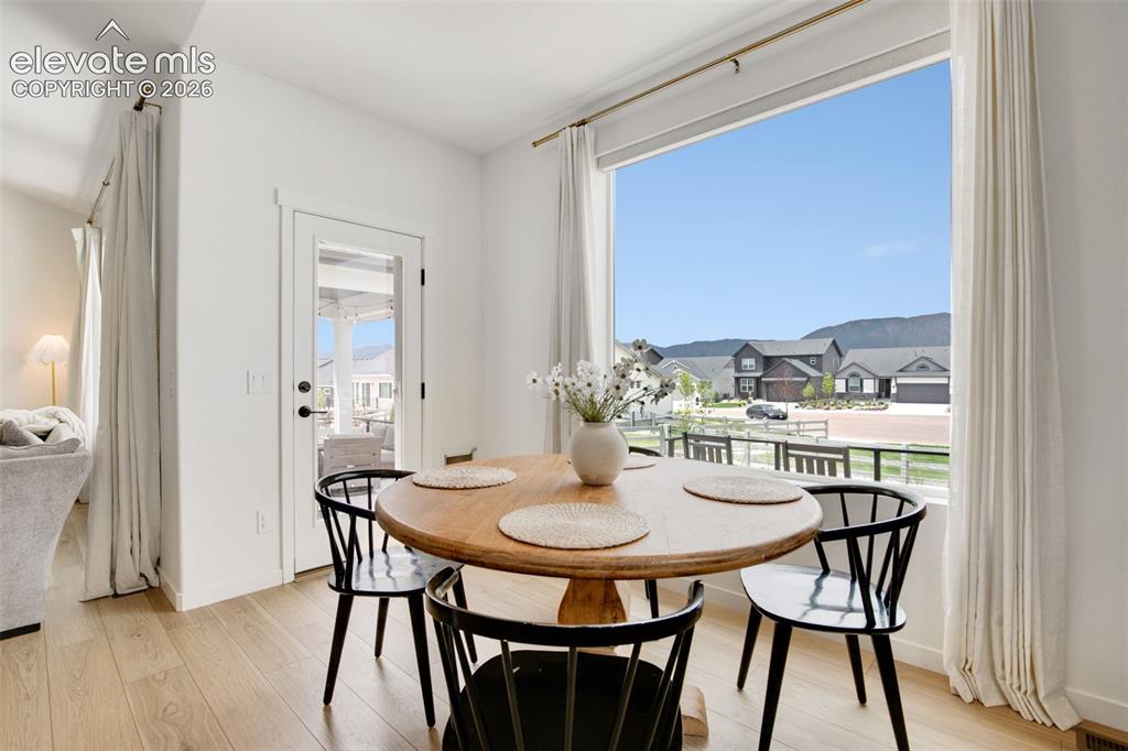 Image 13 of 50: Dining Area