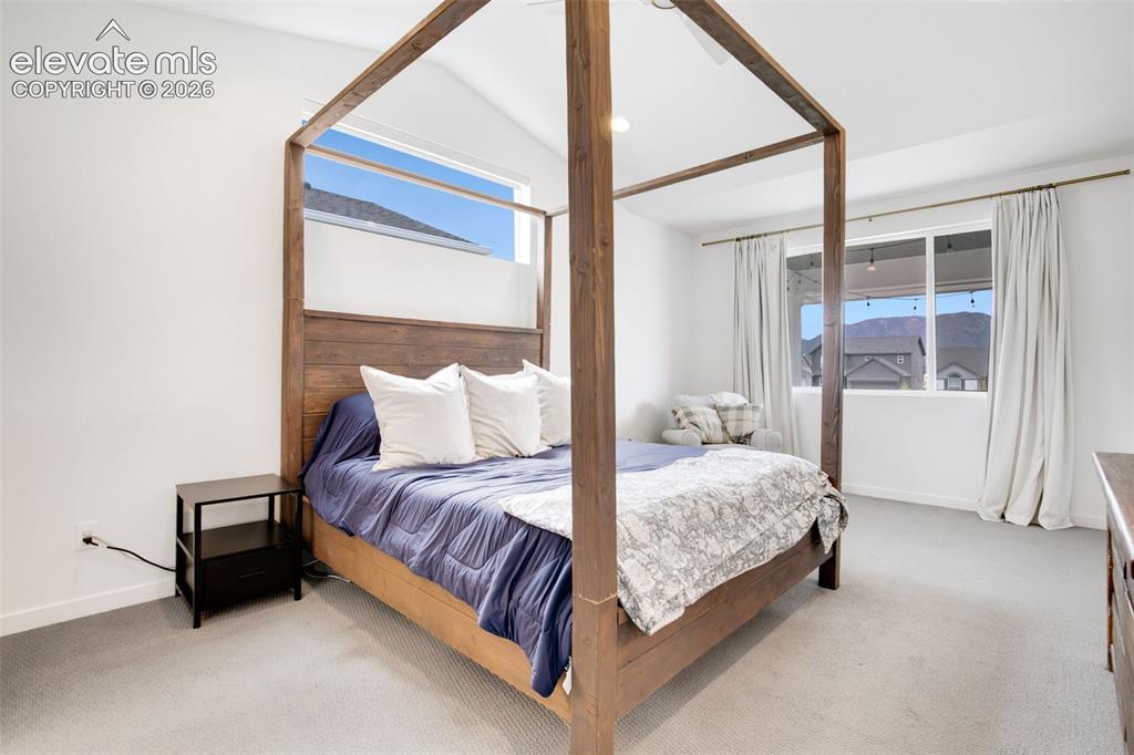 Image 19 of 50: Bedroom