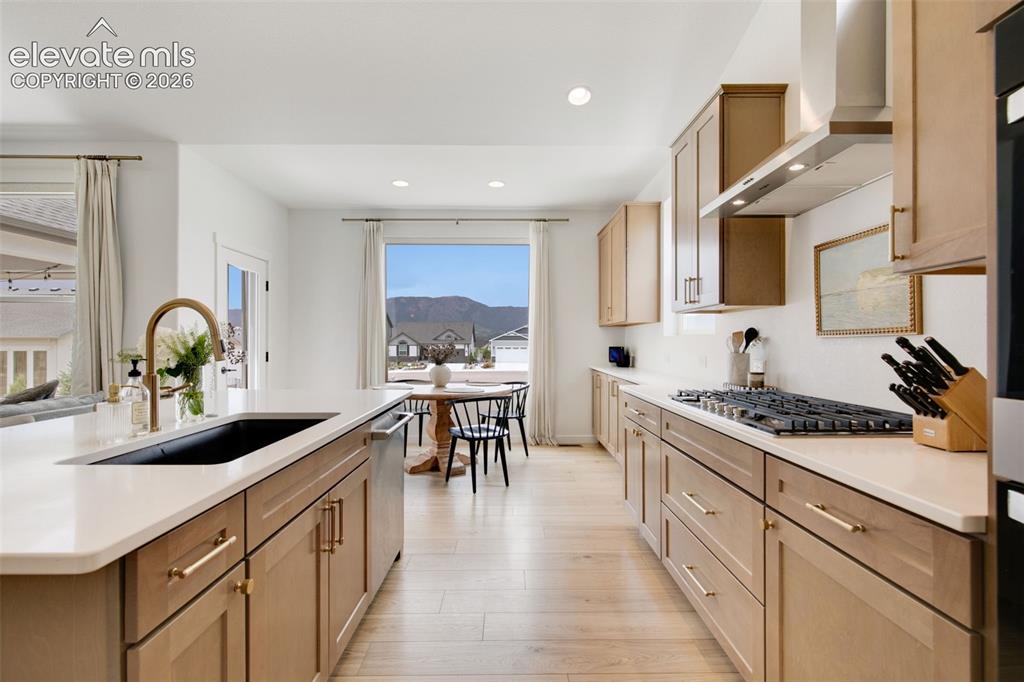 Image 9 of 50: Kitchen