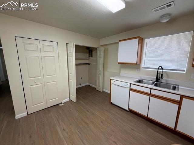 Image 4 of 12: Kitchen