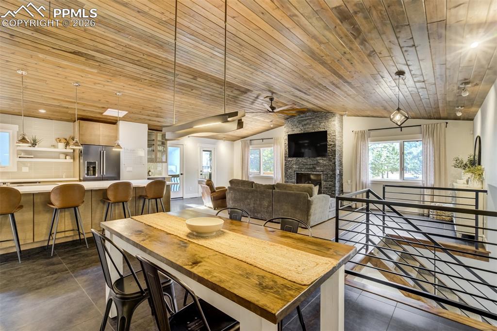 Image 11 of 50: Dining Area