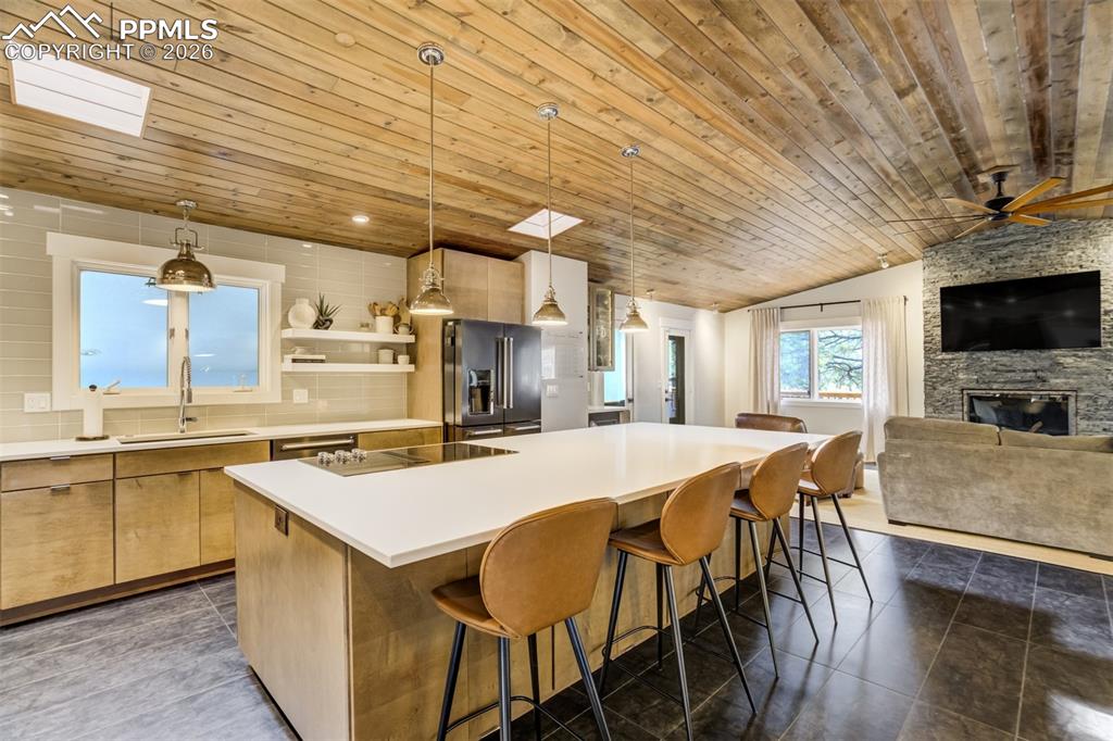 Image 14 of 50: Kitchen