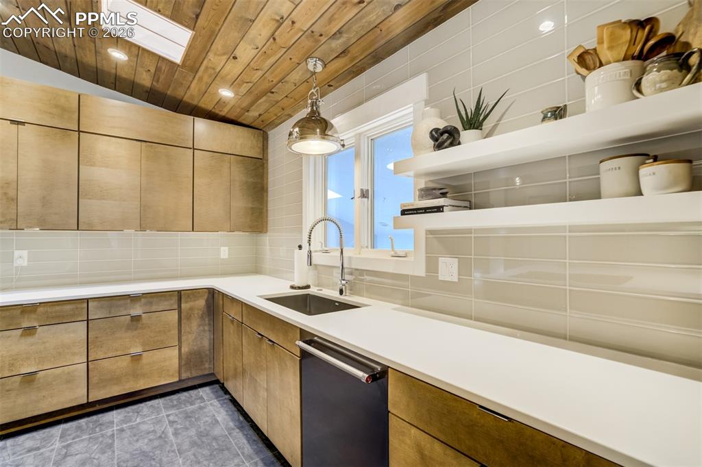 Image 15 of 50: Kitchen