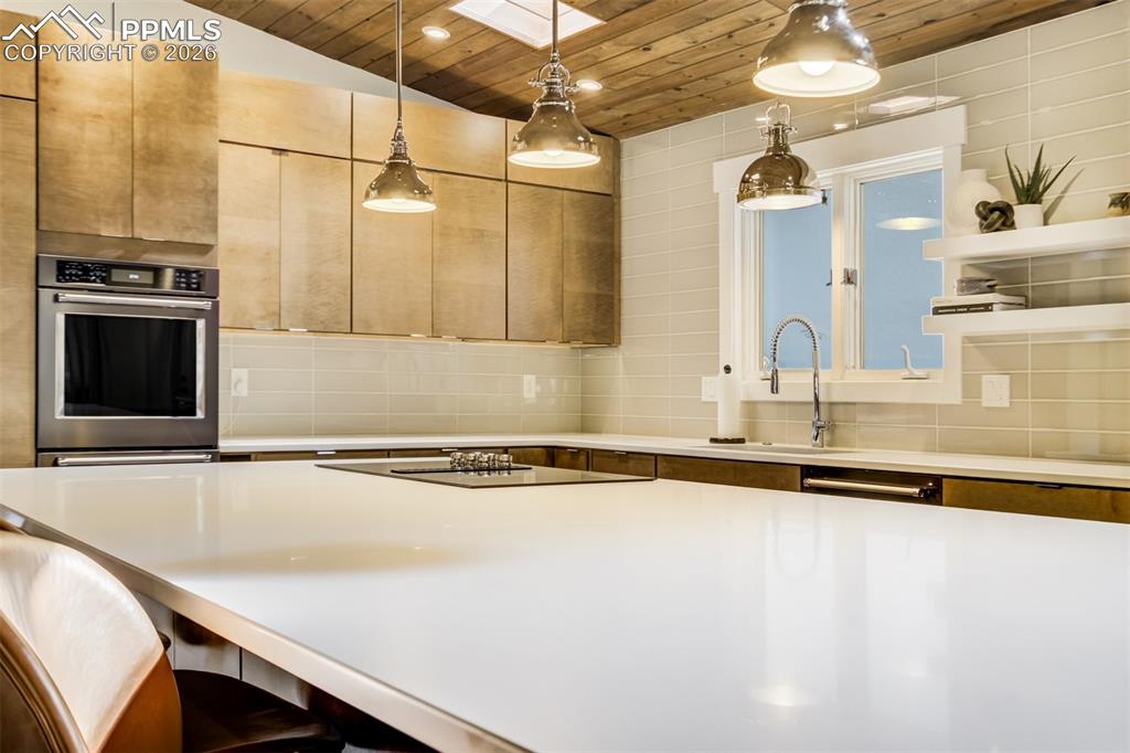 Image 16 of 50: Kitchen