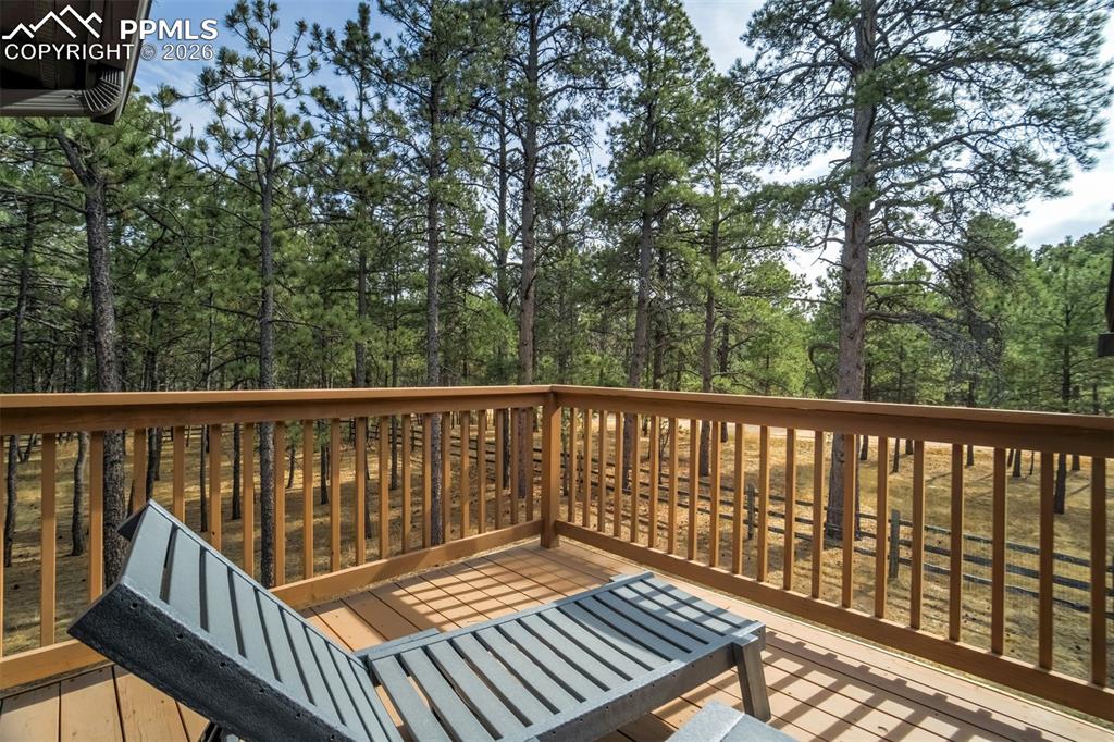 Image 19 of 50: Deck