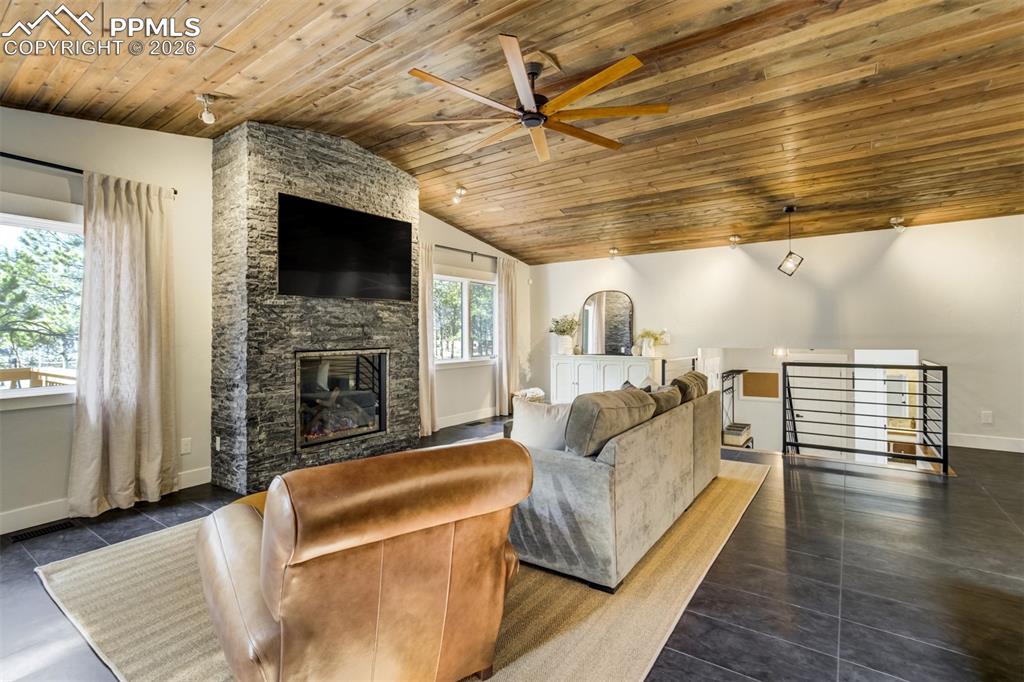 Image 24 of 50: Living Room