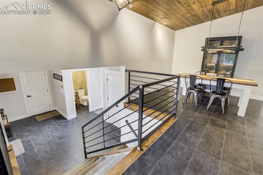 Image 25 of 50: Entry