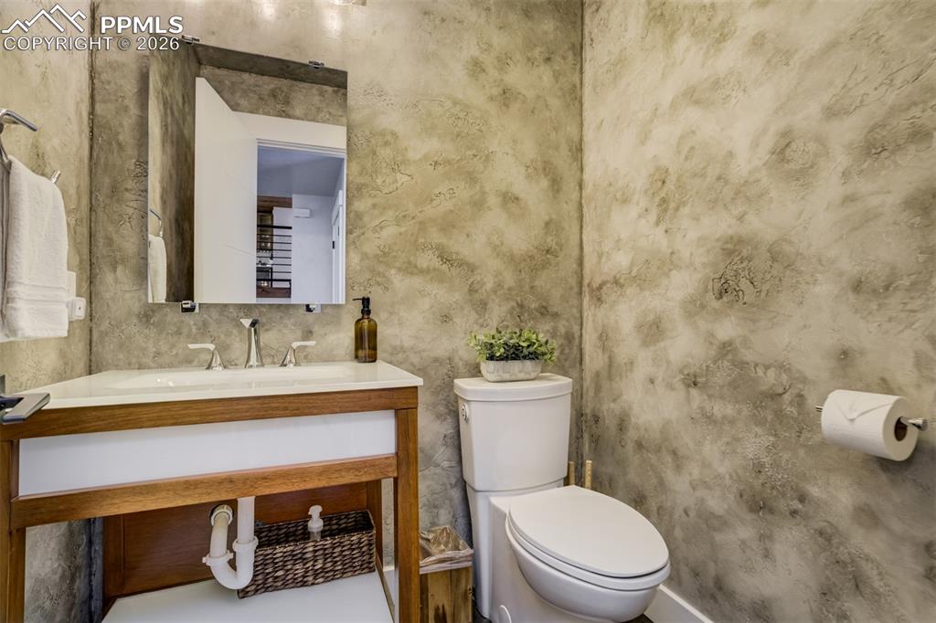 Image 27 of 50: Bathroom