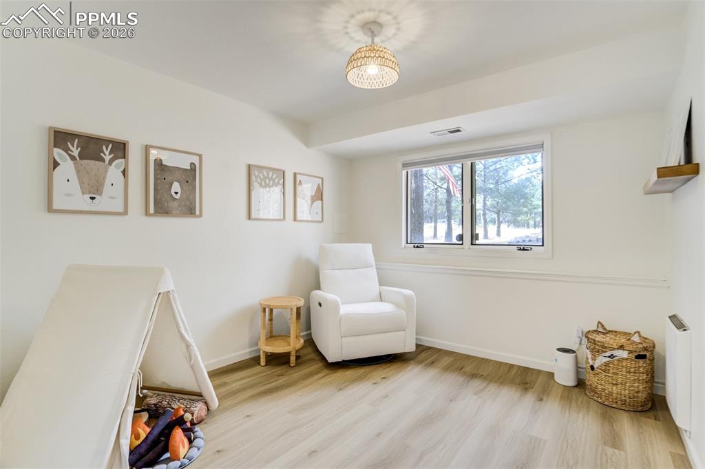 Image 31 of 50: Bedroom