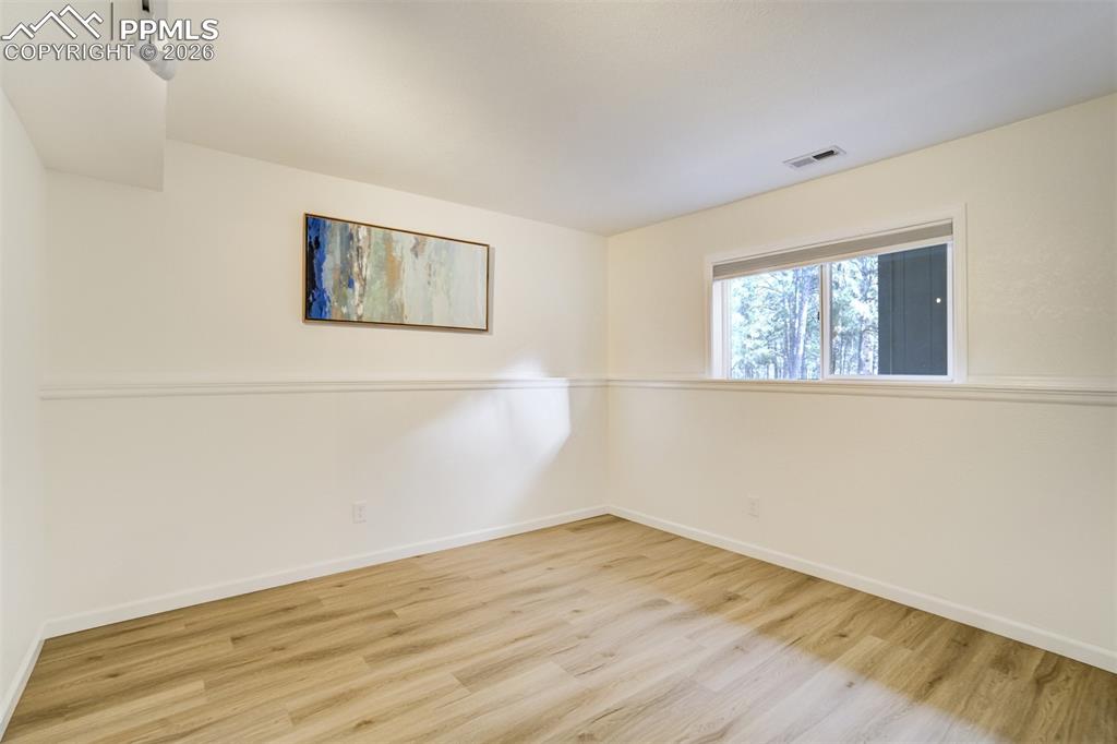 Image 33 of 50: Bedroom