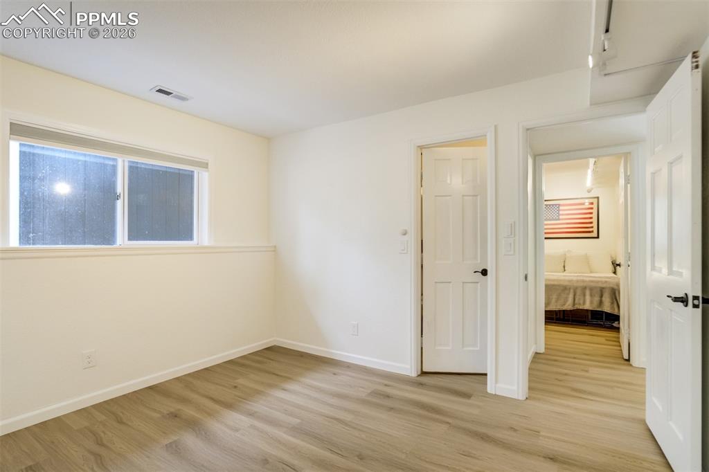 Image 34 of 50: Bedroom