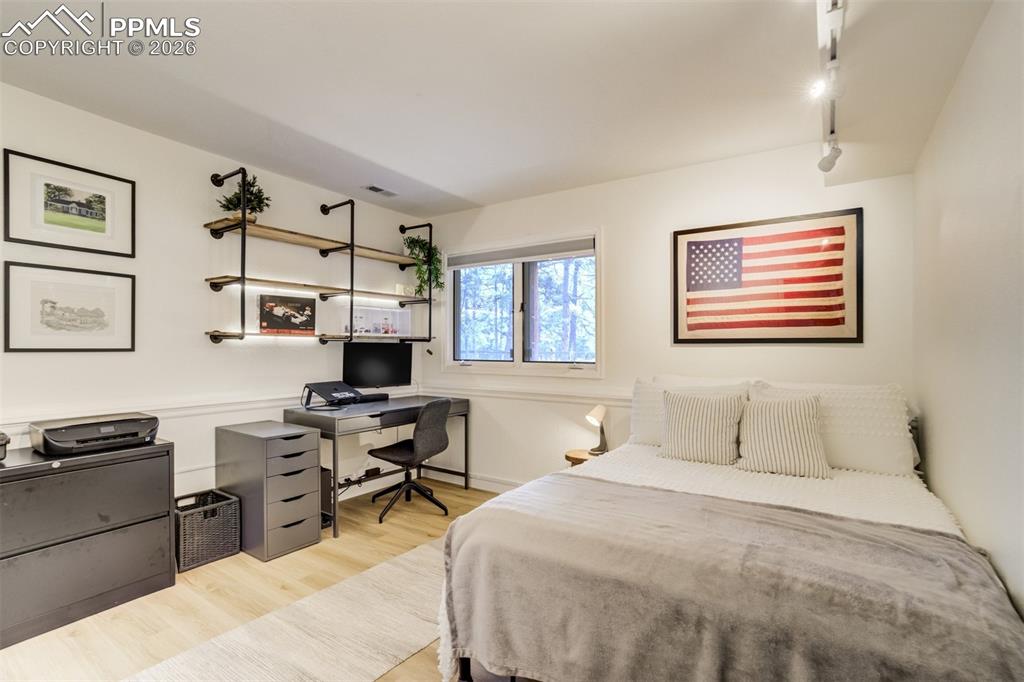 Image 35 of 50: Bedroom