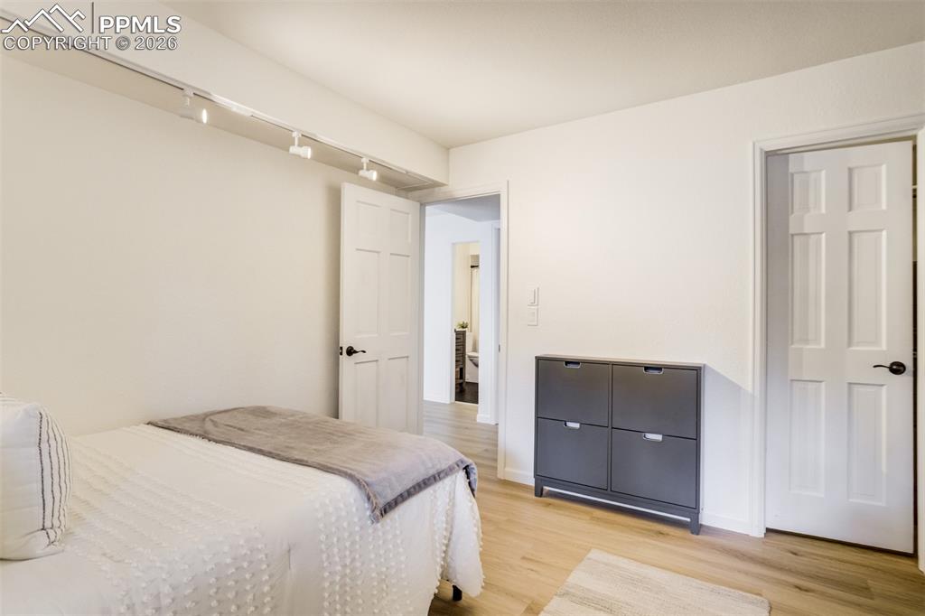 Image 36 of 50: Bedroom