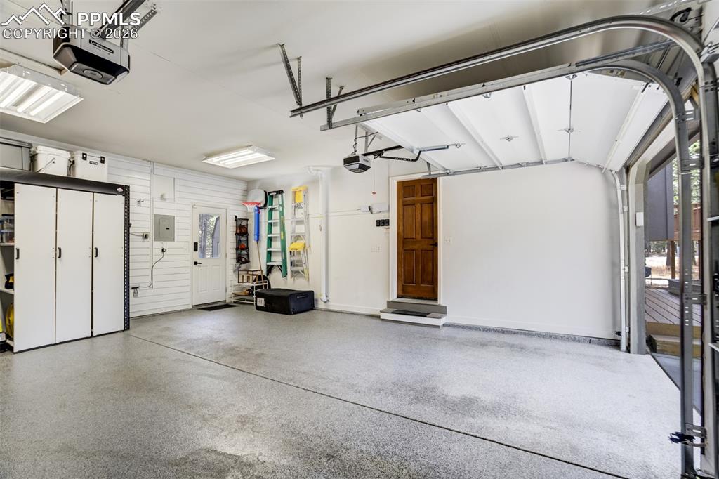 Image 43 of 50: Garage