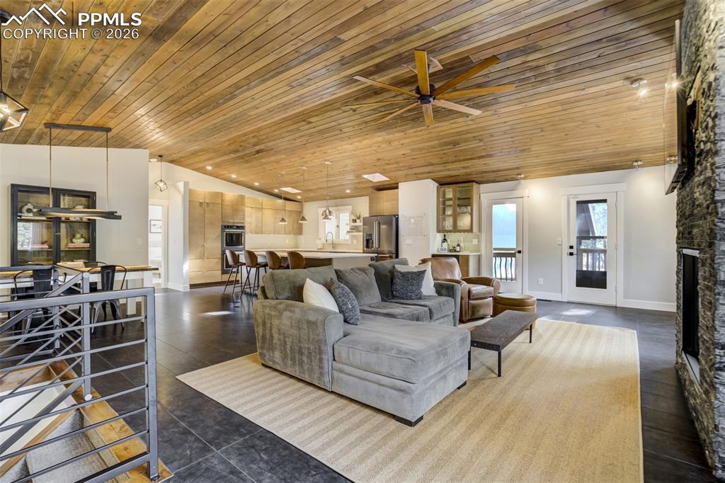 Image 7 of 50: Living Room