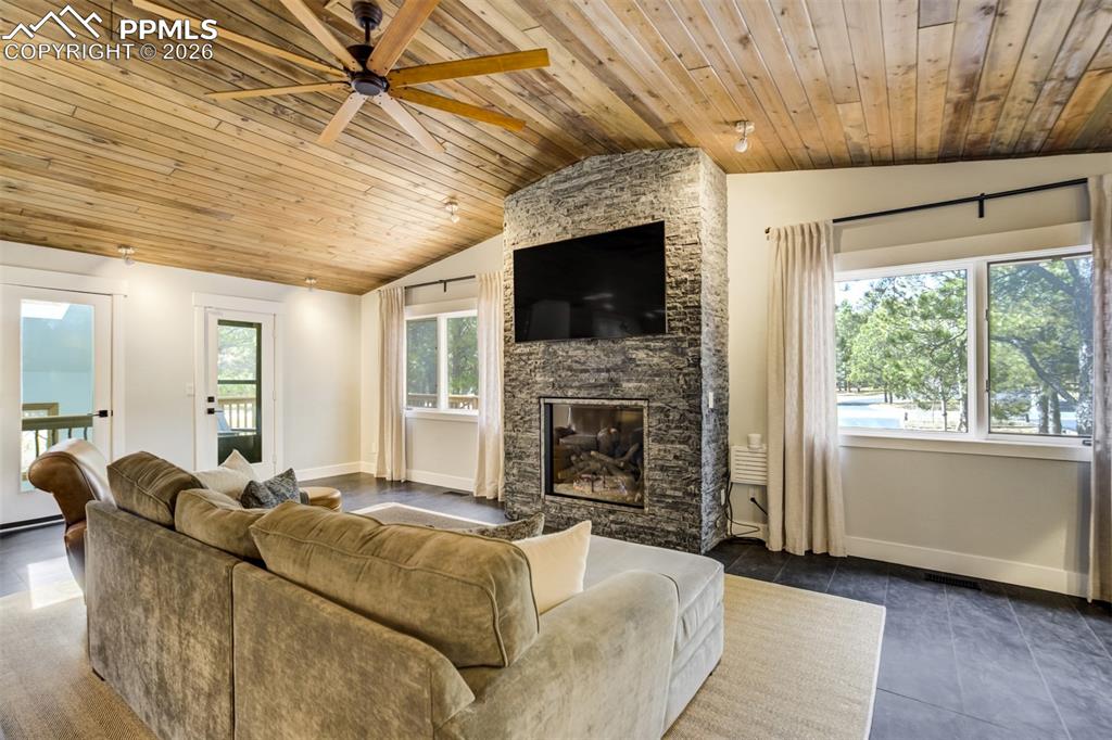 Image 8 of 50: Living Room