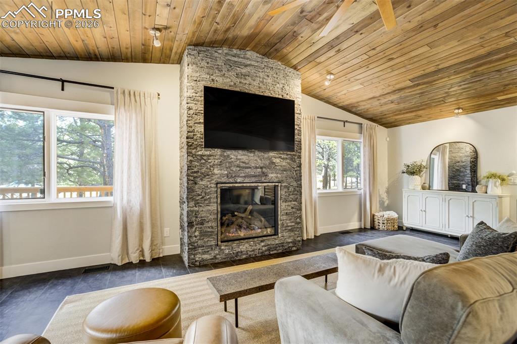 Image 9 of 50: Living Room