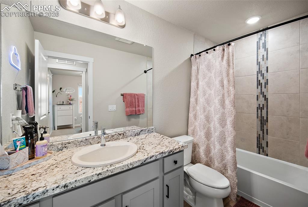 Image 24 of 42: Bathroom