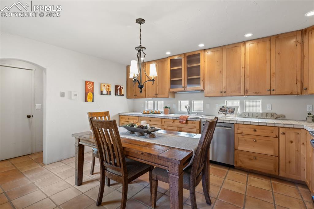 Image 16 of 38: Dining Area