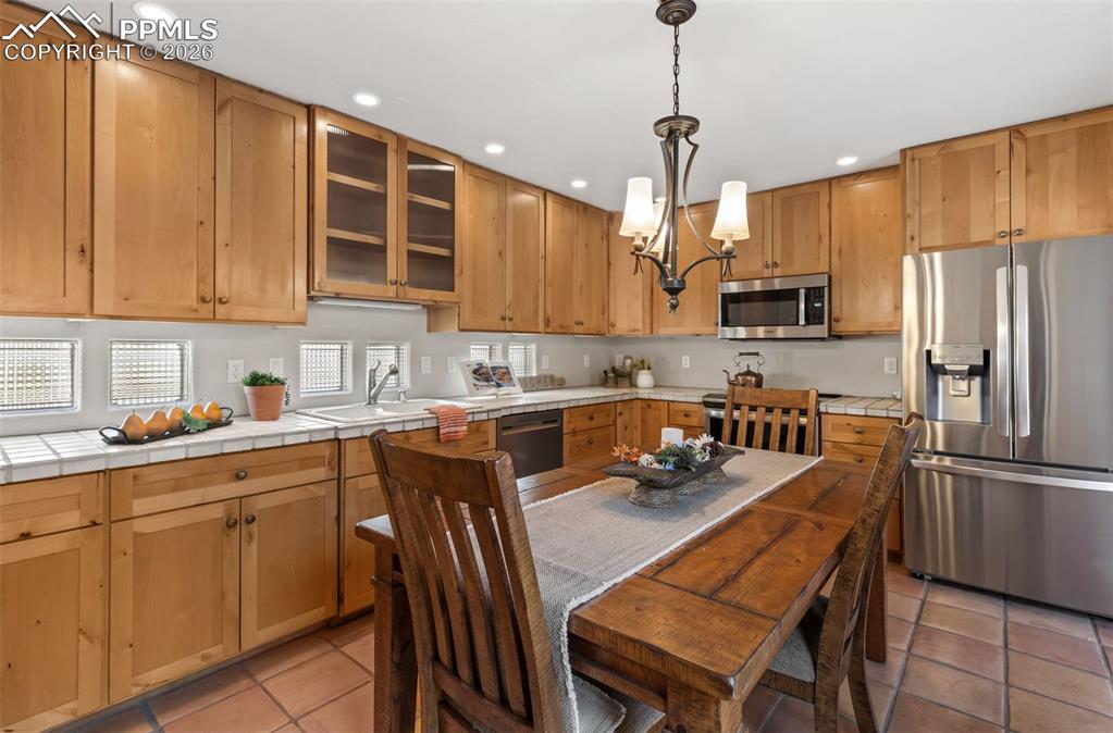 Image 17 of 38: Kitchen