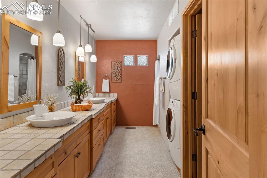 Image 26 of 38: Bathroom