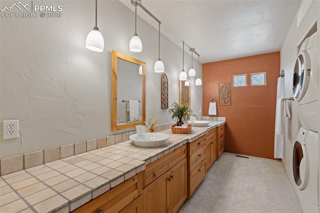 Image 27 of 38: Bathroom