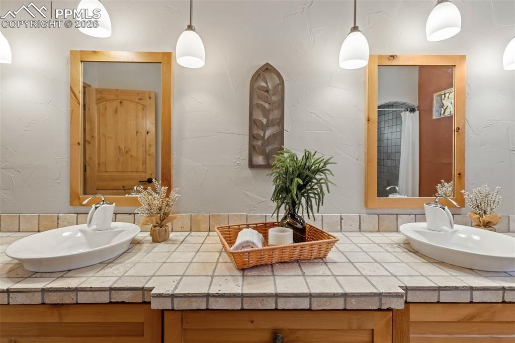 Image 28 of 38: Bathroom