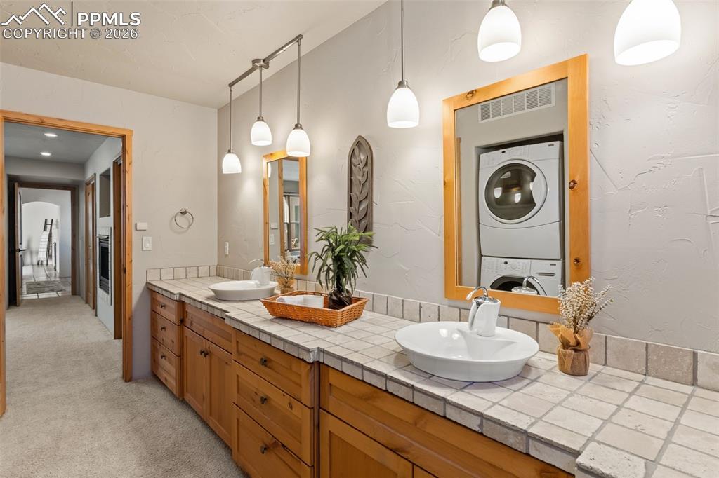 Image 29 of 38: Bathroom