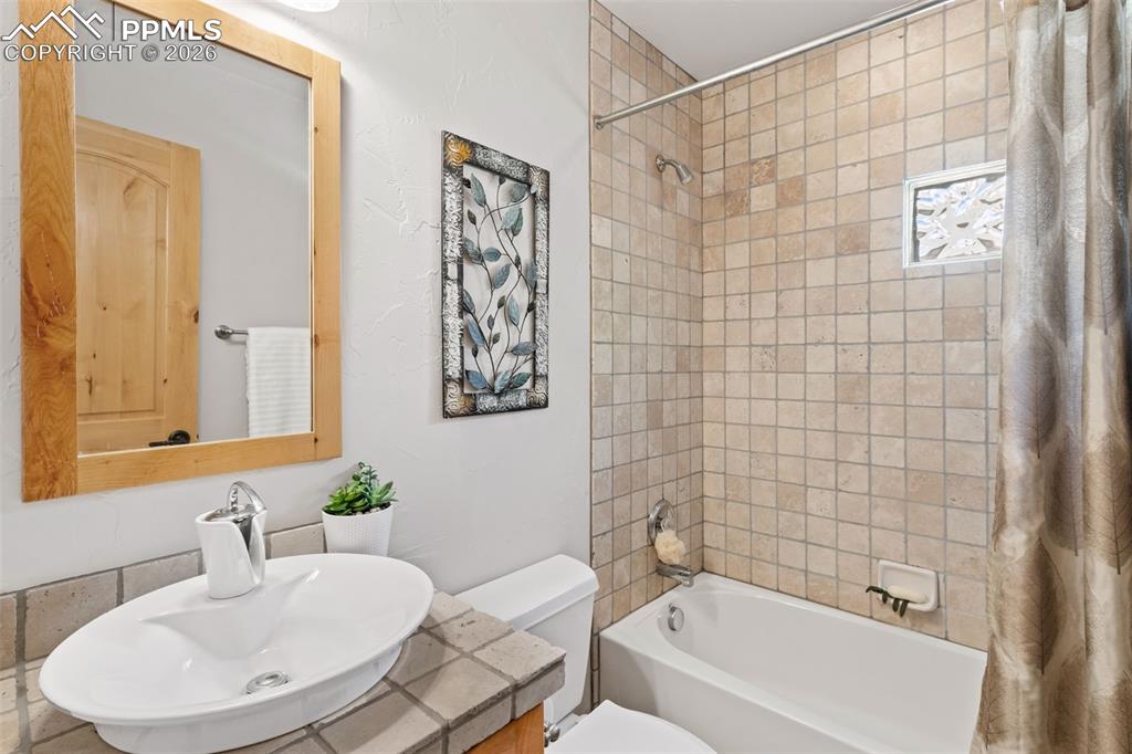 Image 34 of 38: Bathroom