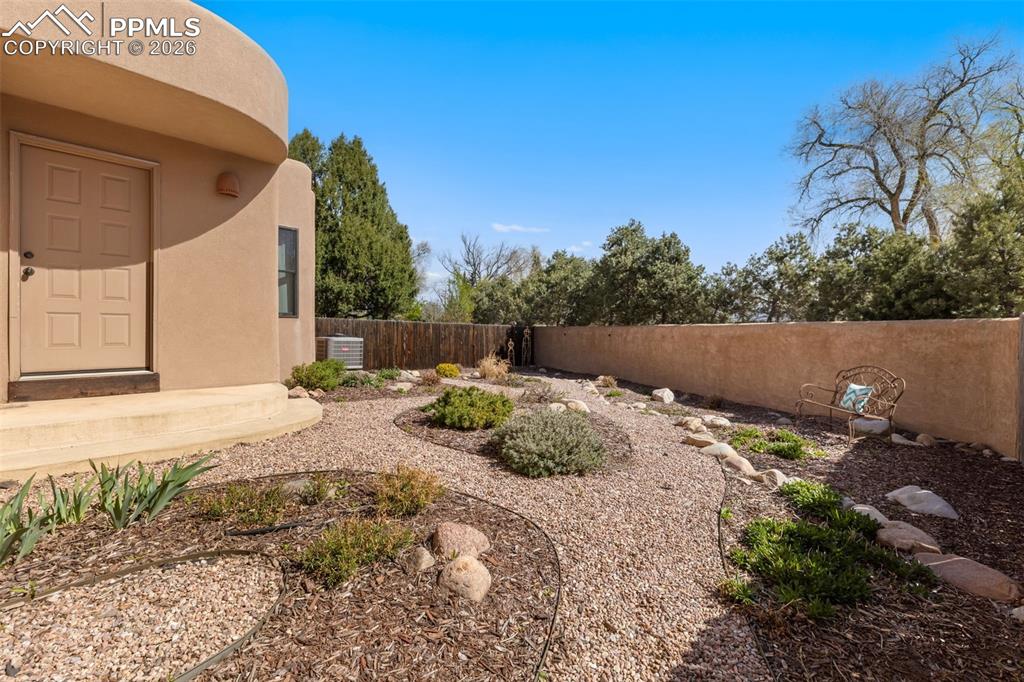 Image 35 of 38: Yard