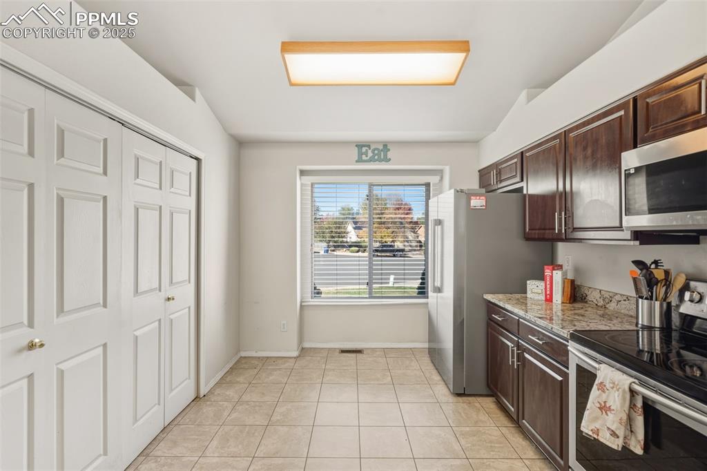 Image 14 of 47: Kitchen