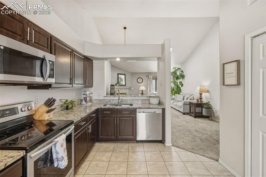 Image 15 of 47: Kitchen