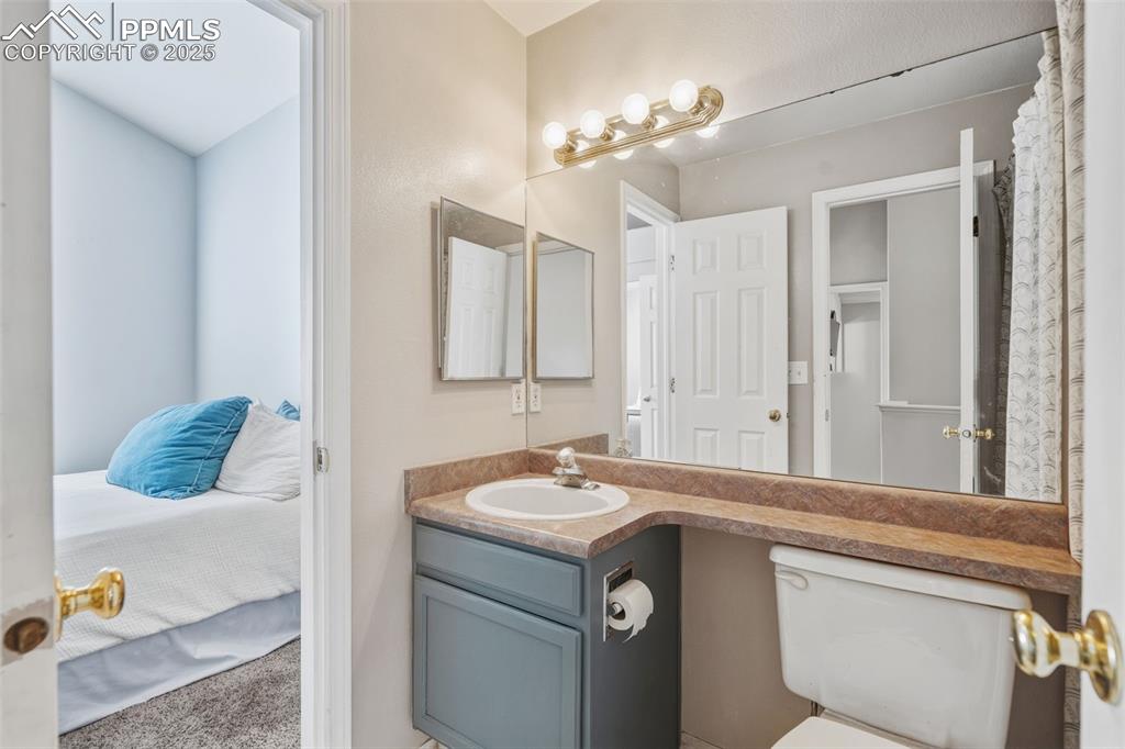 Image 26 of 47: Bathroom