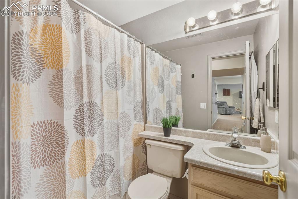 Image 29 of 47: Bathroom