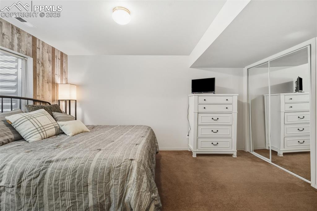 Image 32 of 47: Bedroom