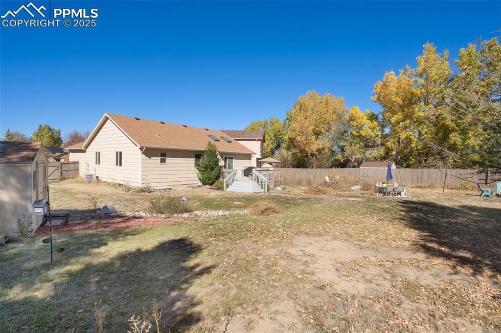 Image 44 of 47: Yard