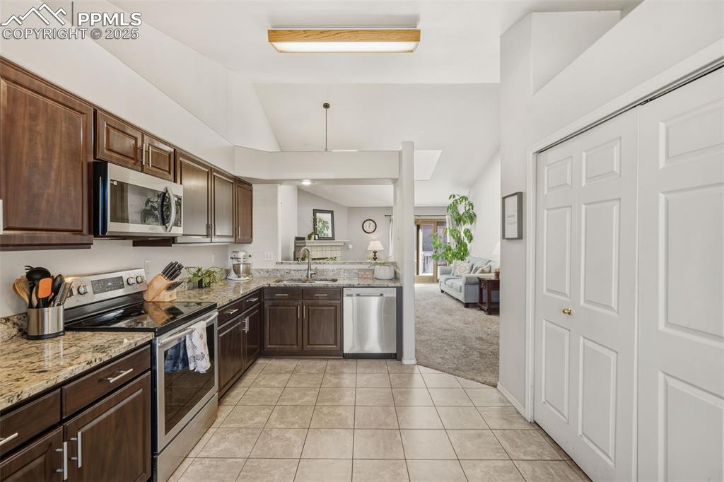 Image 8 of 47: Kitchen