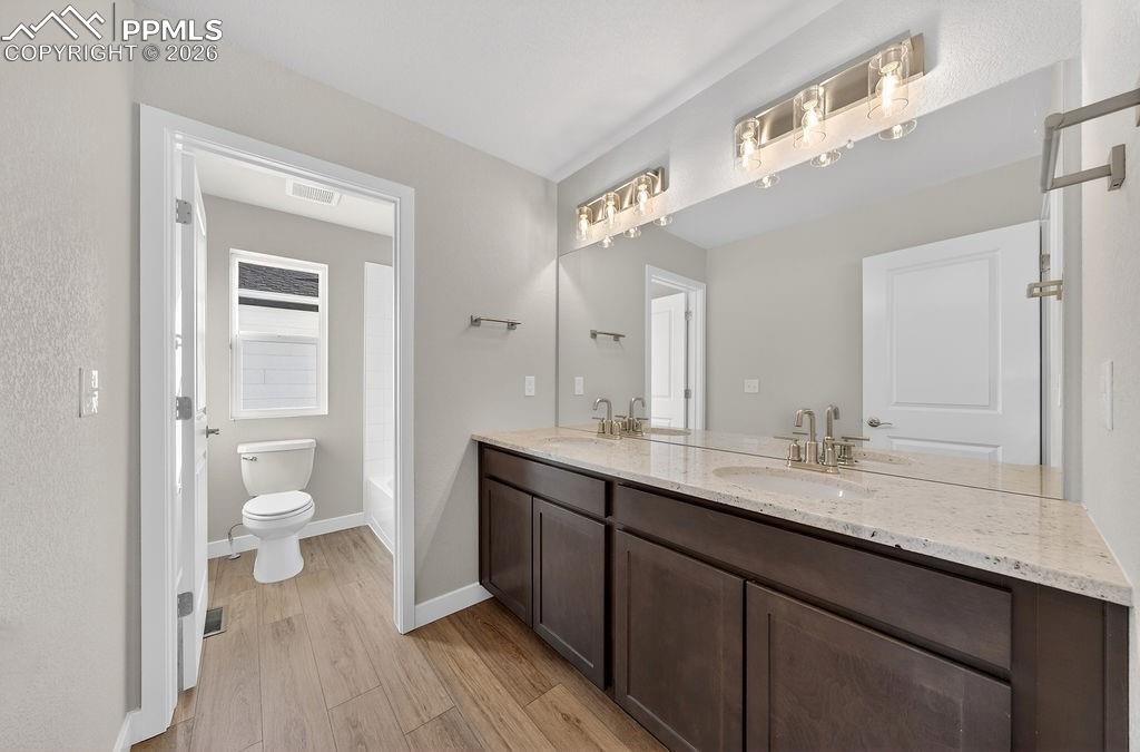 Image 22 of 39: Bathroom