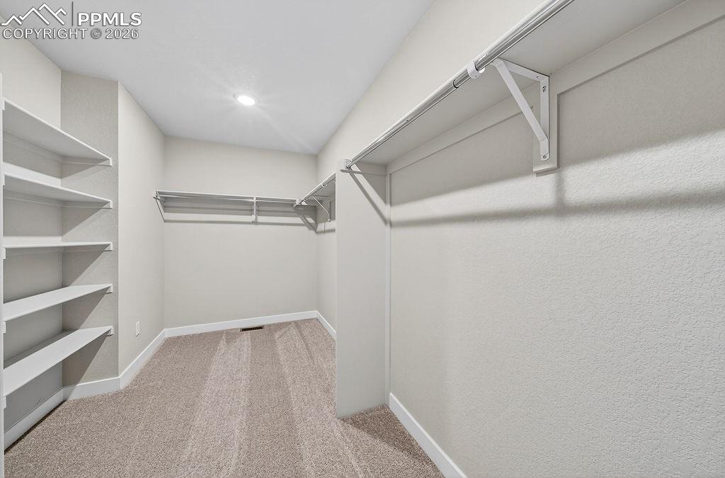 Image 27 of 39: Closet