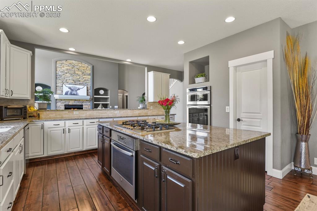 Image 11 of 50: Kitchen