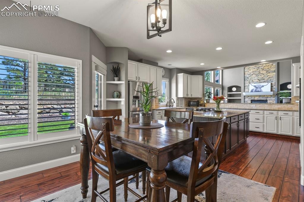 Image 13 of 50: Dining Area