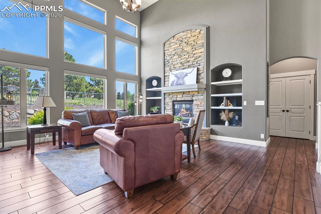 Image 14 of 50: Living Room