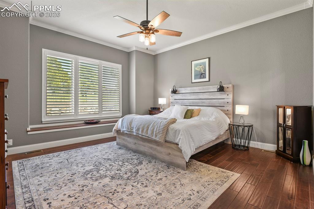 Image 19 of 50: Bedroom