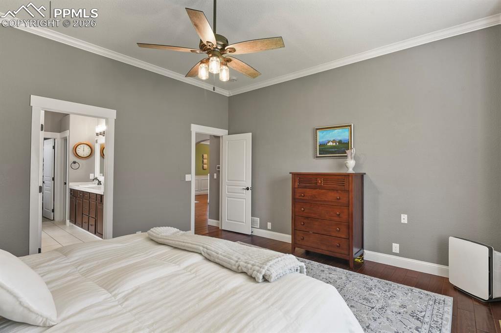 Image 20 of 50: Bedroom