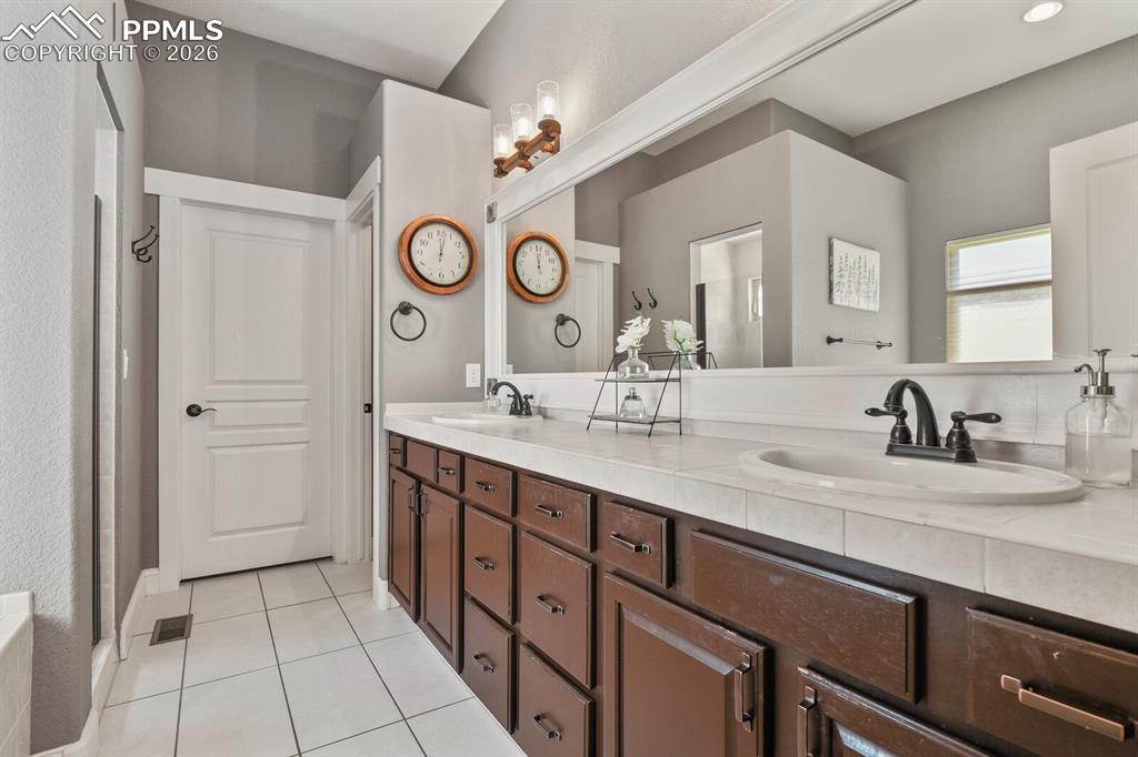 Image 21 of 50: Bathroom