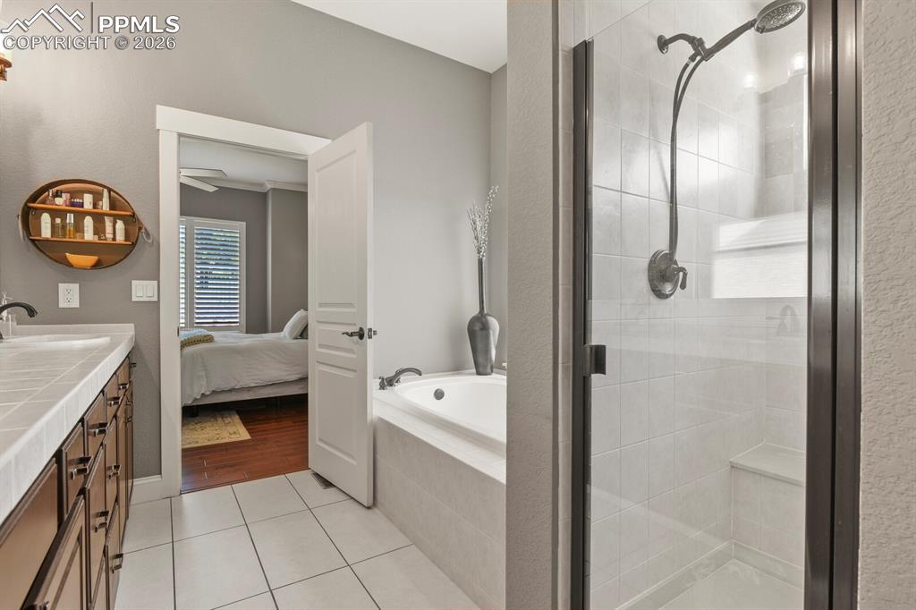 Image 22 of 50: Bathroom