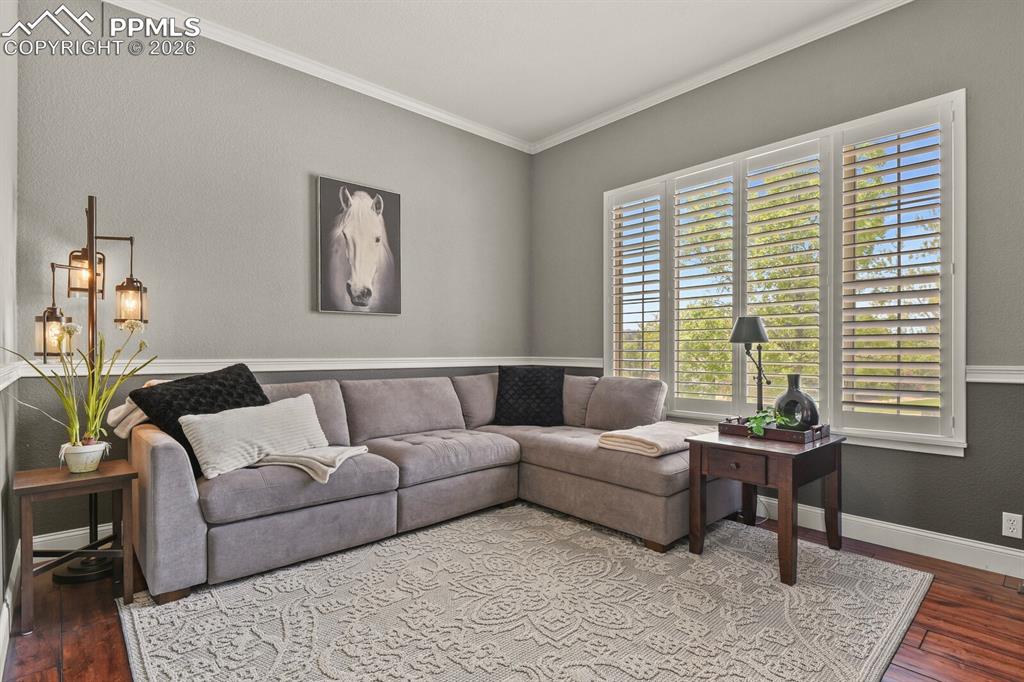 Image 23 of 50: Living Room