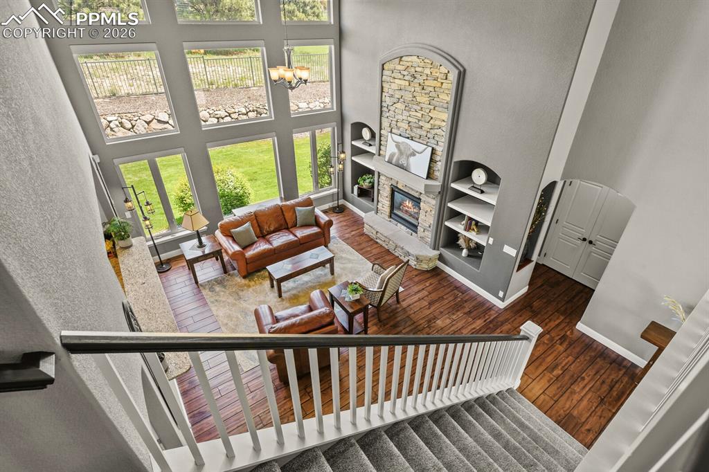 Image 27 of 50: Living Room