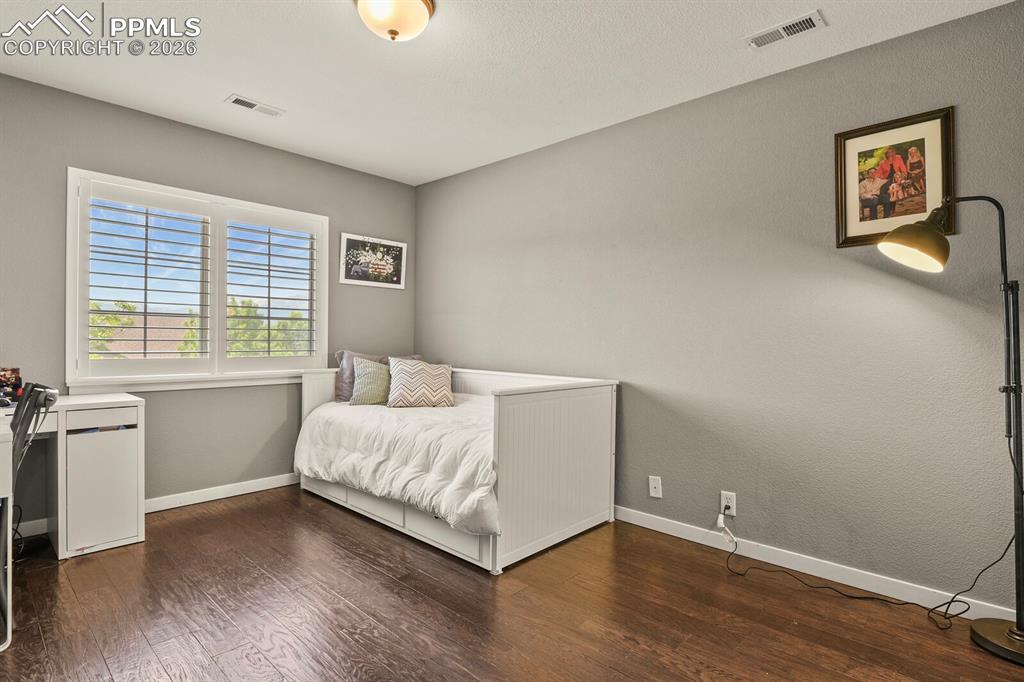 Image 30 of 50: Bedroom